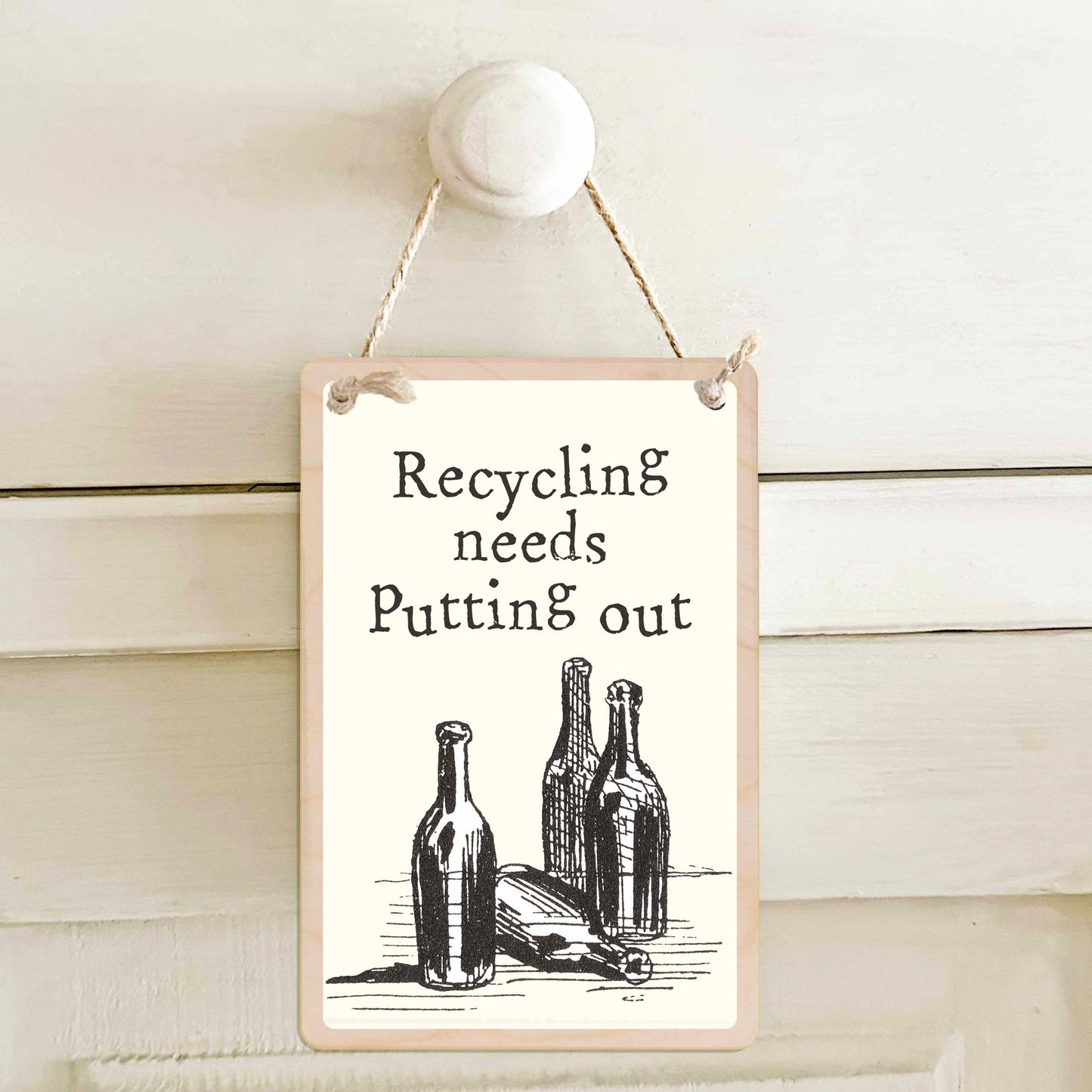 Recycling needs Putting out / Recycling is out - Double-sided wooden mini sign.

Made from certified sustainable wood and printed on both sides with a fun, practical message and retro illustration.

15 × 10 cm sustainable wood, natural twine.&nbsp;

Light and durable, eco-friendly, ready to hang.