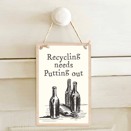 Recycling needs Putting out / Recycling is out - Double-sided wooden mini sign.

Made from certified sustainable wood and printed on both sides with a fun, practical message and retro illustration.

15 × 10 cm sustainable wood, natural twine.&nbsp;

Light and durable, eco-friendly, ready to hang.