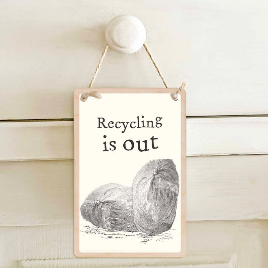 Recycling needs Putting out / Recycling is out - Double-sided wooden mini sign.

Made from certified sustainable wood and printed on both sides with a fun, practical message and retro illustration.

15 × 10 cm sustainable wood, natural twine.&nbsp;

Light and durable, eco-friendly, ready to hang.